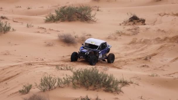 Sport bil för Off Road Extreme Racing får över den svåra delen av rutten under Rally räden i sand. KAGANS GULD-2021. slow motion 120 fps. 25.04.2021 Astrakhan, Ryssland — Stockvideo