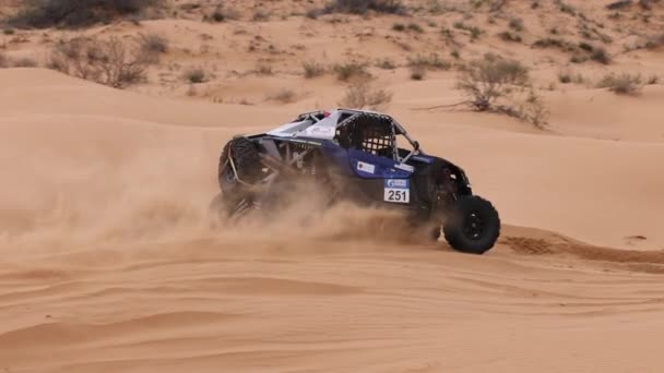 Voiture sport pour Off Road Extreme Racing surmonte la partie difficile de la route lors du rallye raid dans le sable. L'OR DE KAGAN-2021. au ralenti 120 ips. 25.04.2021 Astrakhan, Russie — Video