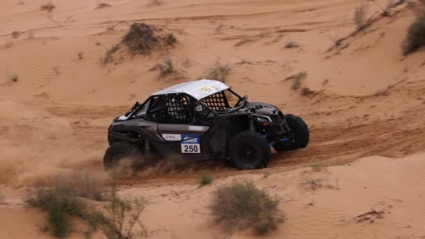 Спортивний автомобіль Off Road Extreme Racing перетинає важку частину маршруту під час рейду на пісок. The GOLD of KAGAN-2021 повільний рух 120 пострілів. 25.04.2021 Астрахан, Росія — стокове відео