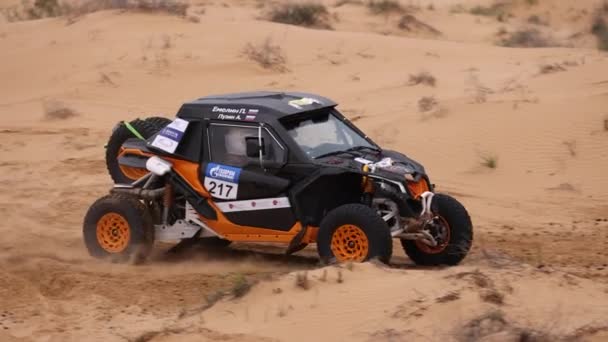 Sport autó Off Road Extreme Racing túljut a nehéz része az útvonal során a rally raid homokban. A KAGAN-2021 aranya. Lassított felvétel 120 fps. 25.04.2021 Astrakhan, Oroszország — Stock videók