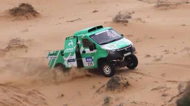 Sport auto voor Off Road Extreme Racing krijgt over het moeilijke deel van de route tijdens de Rally inval in het zand. De Goud van Kagan-2021. slow motion 120 fps. 25.04.2021 Astrachan, Rusland — Stockvideo