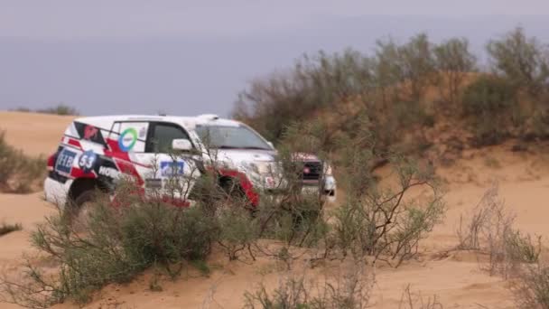 Sport samochód Off Road Extreme Racing dostaje się na trudnej części trasy podczas rajdu rajdu w piasku. ZŁOTY KAGAN-2021. zwolniony ruch 120 fps. 25.04.2021 Astrachan, Rosja — Wideo stockowe