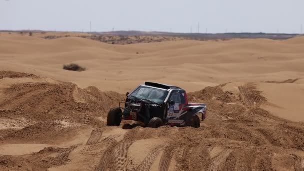 Sportovní vůz pro Off Road Extreme Racing se dostane přes obtížnou část trasy během nájezdu na rallye v písku. ZLATO KAGANU-2021. zpomalený film 120 fps. 25.04.2021 Astrakhan, Rusko — Stock video