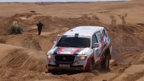 Спортивный автомобиль для Off Road Extreme Racing преодолевает сложную часть маршрута во время рейда на Ралли в песке. Золото Кагана-2021. slow motion 120 fps. 25.04.2021 Астрахань, Россия — стоковое видео