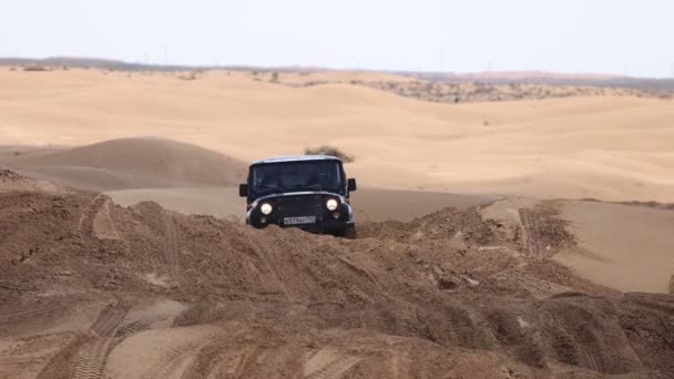 Спортивный автомобиль для Off Road Extreme Racing преодолевает сложную часть маршрута во время рейда на Ралли в песке. Золото Кагана-2021. slow motion 120 fps. 25.04.2021 Астрахань, Россия — стоковое видео