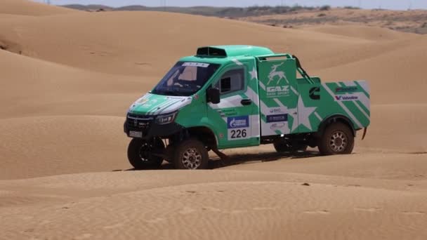 Sport auto voor Off Road Extreme Racing krijgt over het moeilijke deel van de route tijdens de Rally inval in het zand. De Goud van Kagan-2021. slow motion 120 fps. 25.04.2021 Astrachan, Rusland — Stockvideo