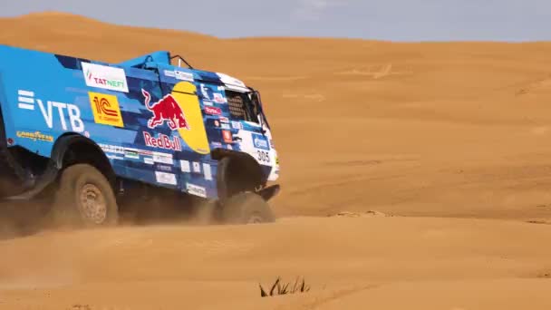 Caminhão desportivo KAMAZ supera a parte difícil da rota durante o raide Rally na areia. O OURO DE KAGAN-2021. 25.04.2021 Astrakhan, Rússia — Vídeo de Stock