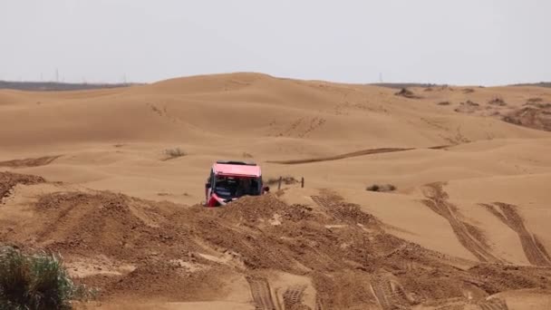 Спортивный автомобиль для Off Road Extreme Racing преодолевает сложную часть маршрута во время рейда на Ралли в песке. Золото Кагана-2021. slow motion 120 fps. 25.04.2021 Астрахань, Россия — стоковое видео