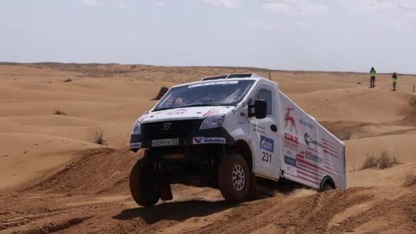 Спортивний автомобіль Off Road Extreme Racing перетинає важку частину маршруту під час рейду на пісок. The GOLD of KAGAN-2021 повільний рух 120 пострілів. 25.04.2021 Астрахан, Росія — стокове відео