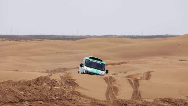 Спортивний автомобіль Off Road Extreme Racing перетинає важку частину маршруту під час рейду на пісок. The GOLD of KAGAN-2021 повільний рух 120 пострілів. 25.04.2021 Астрахан, Росія — стокове відео