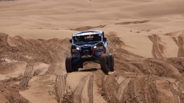 Coche deportivo para Off Road Extreme Racing supera la parte difícil de la ruta durante el rally raid en arena. EL ORO DE KAGAN-2021. cámara lenta 120 fps. 25.04.2021 Astracán, Rusia — Vídeos de Stock