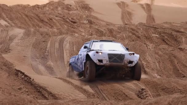 Sportovní vůz pro Off Road Extreme Racing se dostane přes obtížnou část trasy během nájezdu na rallye v písku. ZLATO KAGANU-2021. zpomalený film 120 fps. 25.04.2021 Astrakhan, Rusko — Stock video