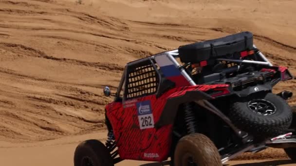 Off Road Extreme Racing 'in spor arabası kumda yapılan ralli baskını sırasında güzergahın zor kısmını aşıyor. KAGAN-2021 'in altını. Ağır çekim 120 fp. 25.04.2021 Astrakhan, Rusya — Stok video