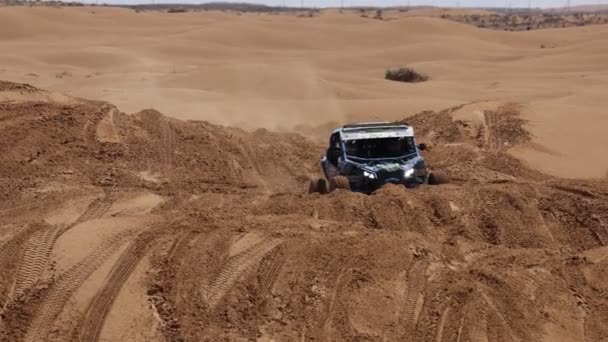 Off Road Extreme Racing 'in spor arabası kumda yapılan ralli baskını sırasında güzergahın zor kısmını aşıyor. KAGAN-2021 'in altını. Ağır çekim 120 fp. 25.04.2021 Astrakhan, Rusya — Stok video