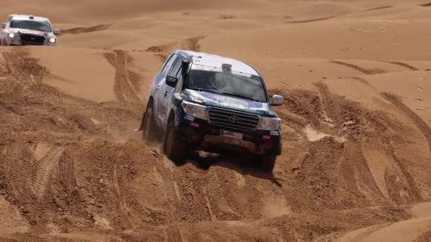 Спортивный автомобиль для Off Road Extreme Racing преодолевает сложную часть маршрута во время рейда на Ралли в песке. Золото Кагана-2021. slow motion 120 fps. 25.04.2021 Астрахань, Россия — стоковое видео