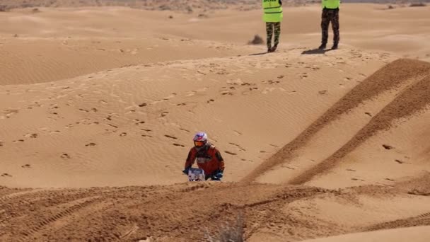 Quad Bike for Off Road Extreme Racing supera la parte difícil de la ruta durante el rally raid en arena. EL ORO DE KAGAN-2021. cámara lenta 120 fps. 25.04.2021 Astracán, Rusia — Vídeos de Stock