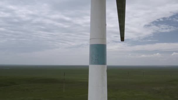 Vista aérea de un potente parque eólico para la producción de energía. Turbinas eólicas generadoras de energía renovable limpia para el desarrollo sostenible. Energía alternativa. 4K — Vídeos de Stock