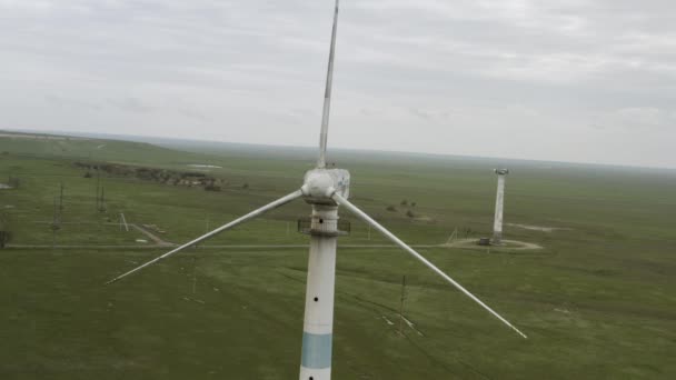 Luchtfoto van een krachtig windturbinepark voor energieproductie. Windturbines die schone hernieuwbare energie opwekken voor duurzame ontwikkeling. Alternatieve energie. 4K — Stockvideo