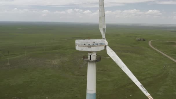 Enerji üretimi için güçlü rüzgar türbini çiftliğinin havadan görüntüsü. Rüzgar güç türbinleri sürdürülebilir gelişim için temiz yenilenebilir enerji üretiyor. Alternatif enerji. 4K — Stok video