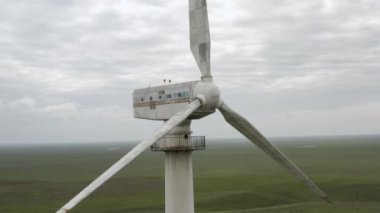 Enerji üretimi için güçlü rüzgar türbini çiftliğinin havadan görüntüsü. Rüzgar güç türbinleri sürdürülebilir gelişim için temiz yenilenebilir enerji üretiyor. Alternatif enerji. 4K