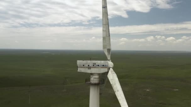 Vista aérea do poderoso parque de turbinas eólicas para produção de energia. Turbinas eólicas geradoras de energia renovável limpa para o desenvolvimento sustentável. Energia alternativa. 4K — Vídeo de Stock