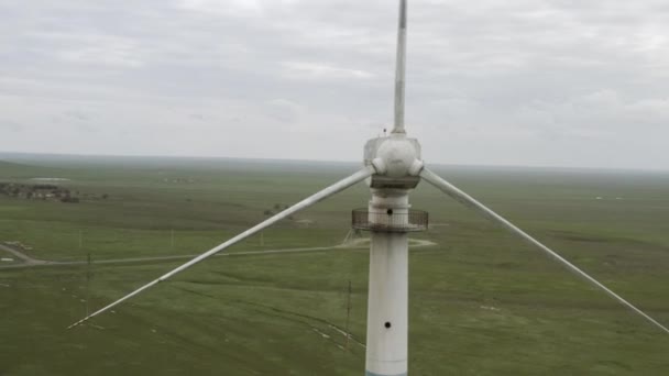 Vista aerea della potente centrale eolica per la produzione di energia. turbine eoliche che generano energia rinnovabile pulita per lo sviluppo sostenibile. Energia alternativa. 4K — Video Stock