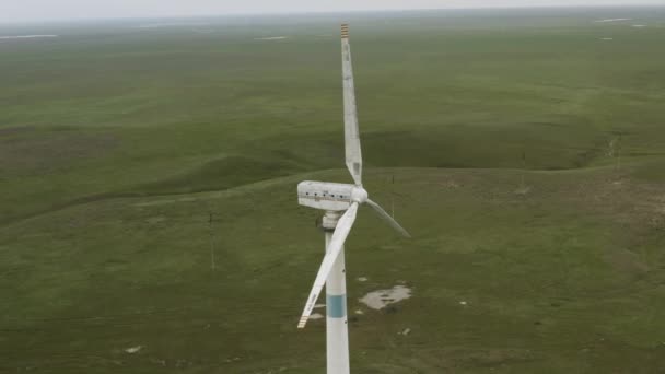 Luchtfoto van een krachtig windturbinepark voor energieproductie. Windturbines die schone hernieuwbare energie opwekken voor duurzame ontwikkeling. Alternatieve energie. 4K — Stockvideo