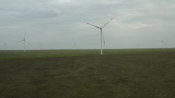 Αεροφωτογραφία ισχυρού αιολικού πάρκου για παραγωγή ενέργειας. Αεριοστρόβιλοι που παράγουν καθαρή ανανεώσιμη ενέργεια για βιώσιμη ανάπτυξη. Εναλλακτική ενέργεια. 4K — Αρχείο Βίντεο