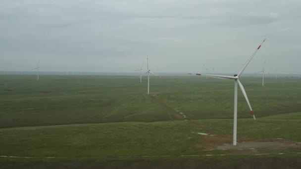 Vue aérienne du puissant parc d'éoliennes pour la production d'énergie. Les éoliennes générant des énergies renouvelables propres pour le développement durable. Énergie alternative. 4K — Video