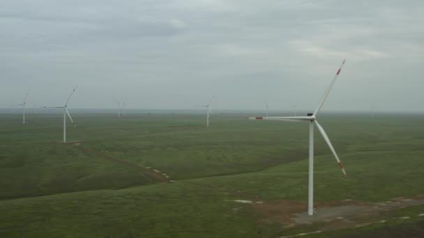 Vista aérea de un potente parque eólico para la producción de energía. Turbinas eólicas generadoras de energía renovable limpia para el desarrollo sostenible. Energía alternativa. 4K — Vídeos de Stock