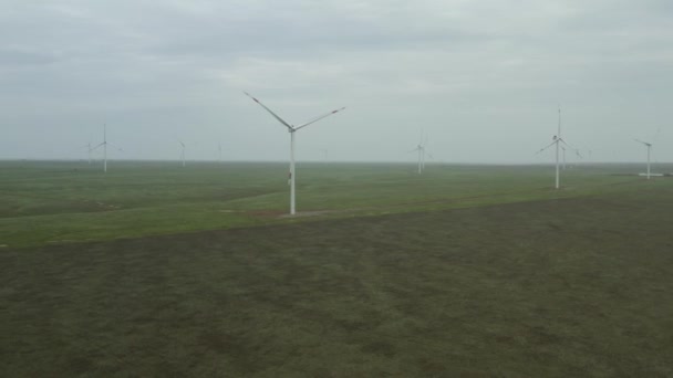 Vista aérea do poderoso parque de turbinas eólicas para produção de energia. Turbinas eólicas geradoras de energia renovável limpa para o desenvolvimento sustentável. Energia alternativa. 4K — Vídeo de Stock