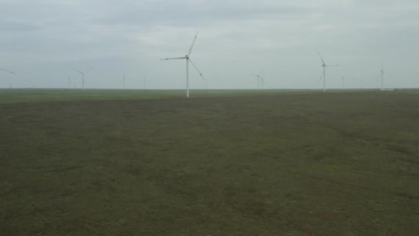 Vista aérea de un potente parque eólico para la producción de energía. Turbinas eólicas generadoras de energía renovable limpia para el desarrollo sostenible. Energía alternativa. 4K — Vídeos de Stock