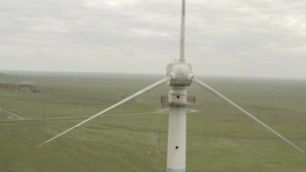 Letecký pohled na výkonnou větrnou turbínu pro výrobu energie. Větrné elektrárny vyrábějící čistou obnovitelnou energii pro udržitelný rozvoj. Alternativní energie. 4K, 10 bit, DJI DLog-M profil — Stock video