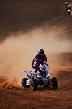 Off Road Extreme Racing için Dörtlü Bisiklet yarışı kumda yapılan ralli baskını sırasında güzergahın zor kısmını aşıyor. KAGAN-2021 'in altını. 25.04.2021 Astrakhan, Rusya