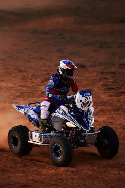 Quad Bike for Off Road Extreme Racing kommer over den vanskelige del af ruten under Rally raid i sand. Guldet fra KAGAN-2021. 25.04.2021 Astrakhan, Rusland - Stock-foto