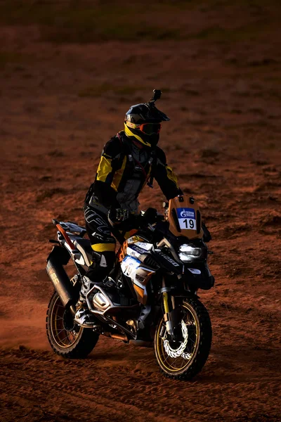 Jinete en una moto todoterreno en el rally del desierto. Rally raid EL ORO DE KAGAN-2021. 24.04.2021 Astracán, Rusia — Foto de Stock