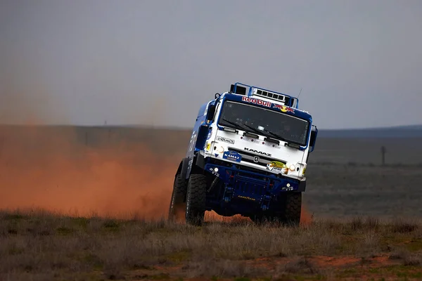 Sports truck KAMAZ gets over the difficult part of the route during the Rally raid in sand. THE GOLD OF KAGAN-2021. 25.04.2021 Astrakhan, Russia — Stock Photo, Image