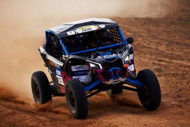 Spor araba, Rally baskını sırasında rotanın zor kısmını aşıyor KAGAN-2021 'in altınını. 25.04.2021 Astrakhan, Rusya