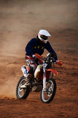 Çöldeki rallide off-road motosikletli bir sürücü. KAGAN-2021 'in altınını yağmalayın. 24.04.2021 Astrakhan, Rusya