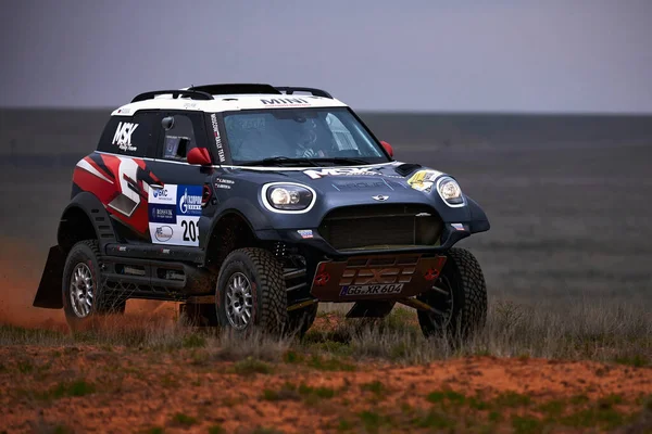 Sports car gets over the difficult part of the route during the Rally raid THE GOLD OF KAGAN-2021. 25.04.2021 Astrakhan, Russia — Stock Photo, Image