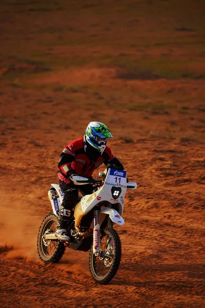 Jinete en una moto todoterreno en el rally del desierto. Rally raid EL ORO DE KAGAN-2021. 24.04.2021 Astracán, Rusia — Foto de Stock