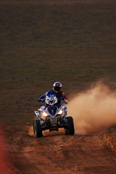 Quad Bike for Off Road Extreme Racing supera la parte difícil de la ruta durante el rally raid en arena. EL ORO DE KAGAN-2021. 25.04.2021 Astracán, Rusia — Foto de Stock