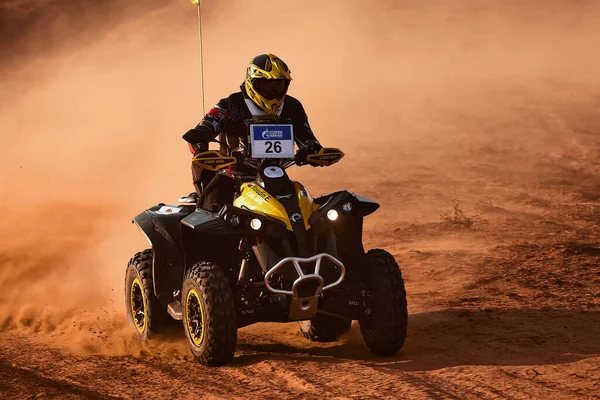 Quad Bike for Off Road Extreme Racing kommer over den vanskelige del af ruten under Rally raid i sand. Guldet fra KAGAN-2021. 25.04.2021 Astrakhan, Rusland - Stock-foto