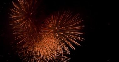 4 Temmuz 'daki bağımsızlık gününden önce havai fişek festivalinde Deep Black Background Sky' da gerçek havai fişek gösterisi. Güzel havai fişek gösterisi. 4K yavaş çekim 100 fps