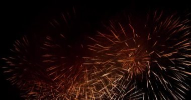 4 Temmuz 'daki bağımsızlık gününden önce havai fişek festivalinde Deep Black Background Sky' da gerçek havai fişek gösterisi. Güzel havai fişek gösterisi. 4K yavaş çekim 100 fps