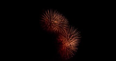 4 Temmuz 'daki bağımsızlık gününden önce havai fişek festivalinde Deep Black Background Sky' da gerçek havai fişek gösterisi. Güzel havai fişek gösterisi. 4K yavaş çekim 100 fps