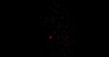 4 Temmuz 'daki bağımsızlık gününden önce havai fişek festivalinde Deep Black Background Sky' da gerçek havai fişek gösterisi. Güzel havai fişek gösterisi. 4K yavaş çekim 100 fps