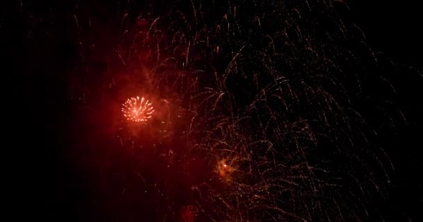 在独立日之前的7月4日，真正的烟花在深黑背景天空的烟花节表演。美丽的烟花表演。4K慢动作100 fps — 图库视频影像