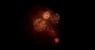 4 Temmuz 'daki bağımsızlık gününden önce havai fişek festivalinde Deep Black Background Sky' da gerçek havai fişek gösterisi. Güzel havai fişek gösterisi. 4K yavaş çekim 100 fps