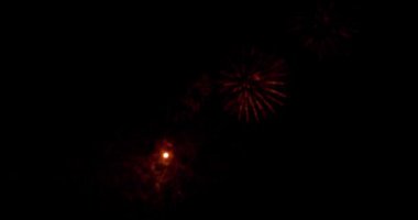 4 Temmuz 'daki bağımsızlık gününden önce havai fişek festivalinde Deep Black Background Sky' da gerçek havai fişek gösterisi. Güzel havai fişek gösterisi. 4K yavaş çekim 100 fps